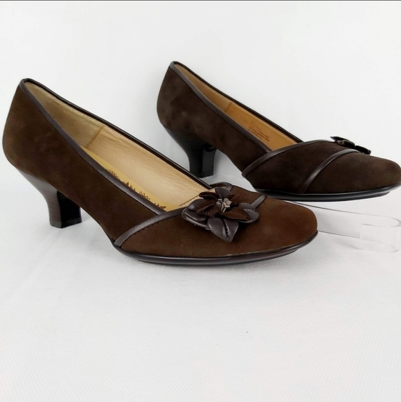 Sofft Brown Suede Kitten Heel Pumps with Bow - Picture 1 of 7